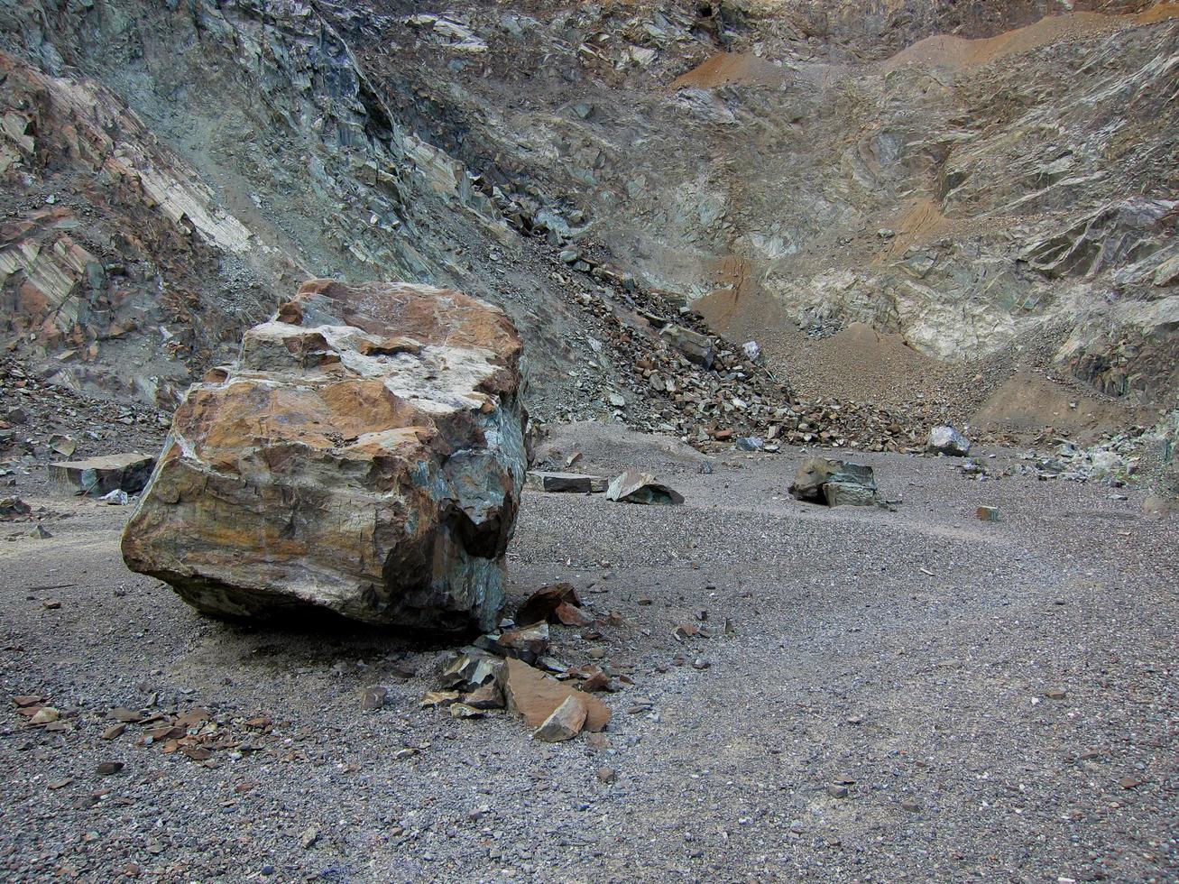 gran cantera para la industria de extracción de grava con una roca foto