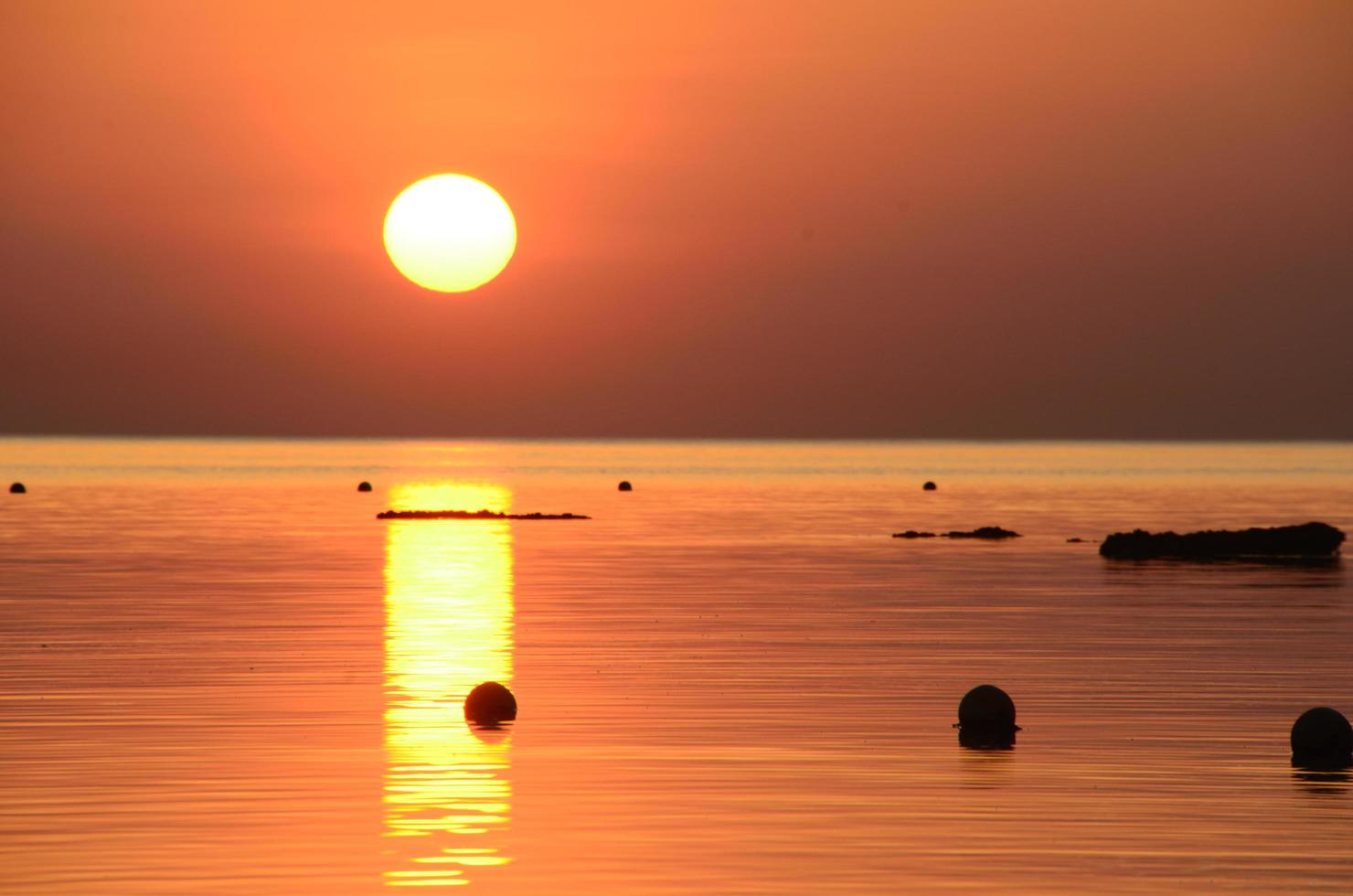 amanecer con olas rectas en el mar foto