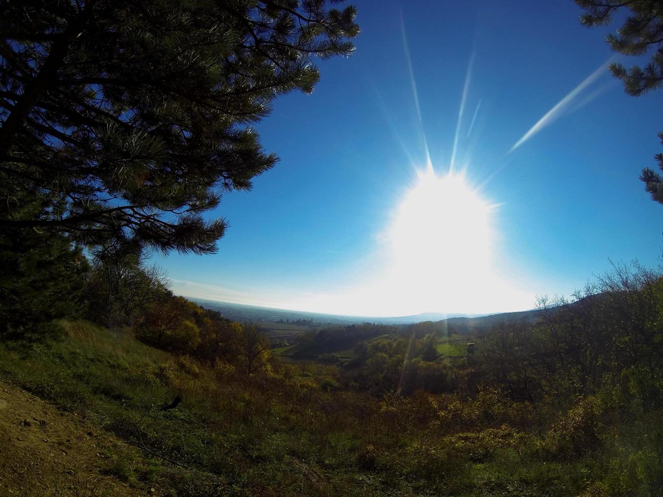 montaña en la naturaleza y el sol foto