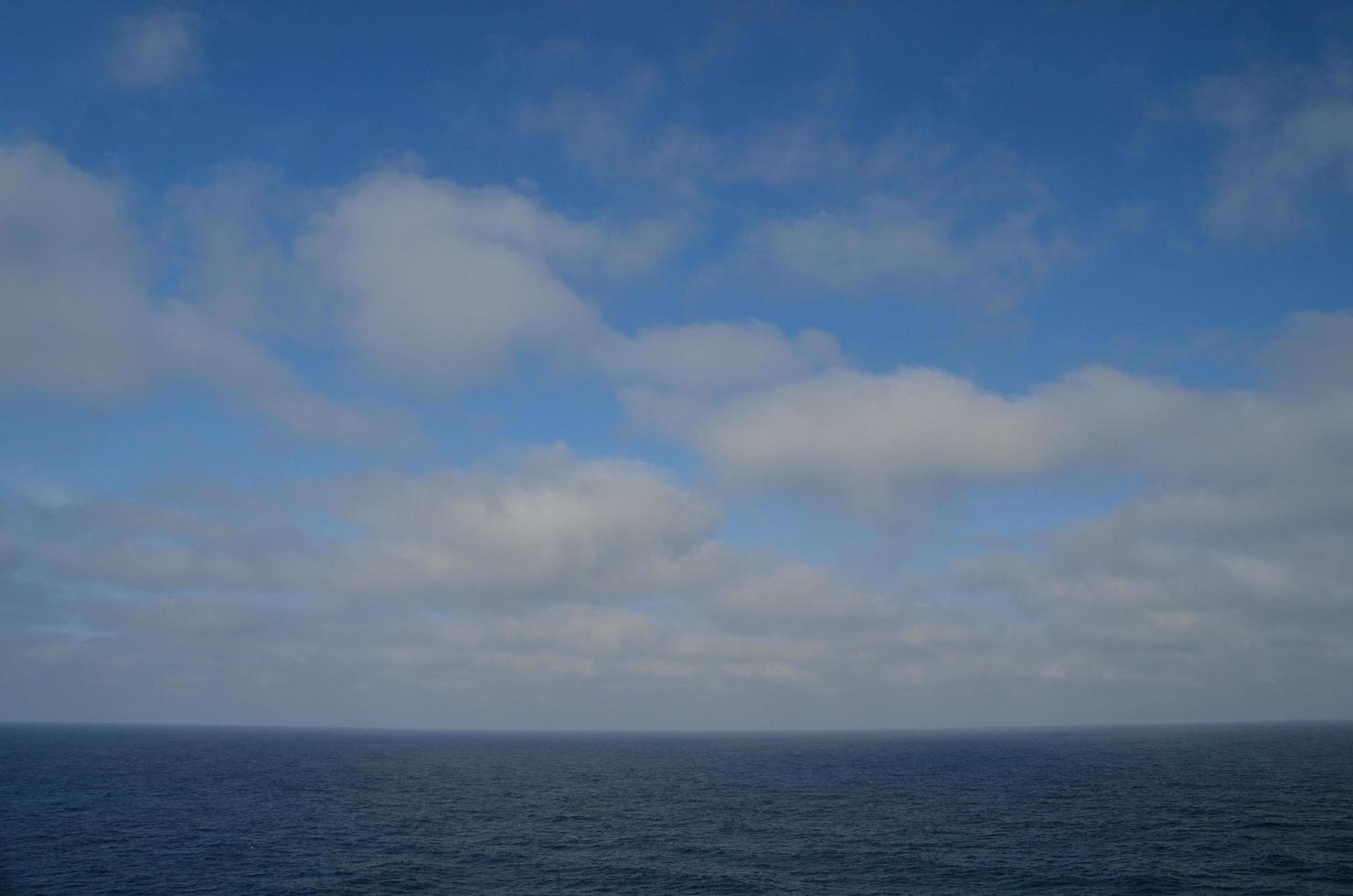 sea and horizon photo