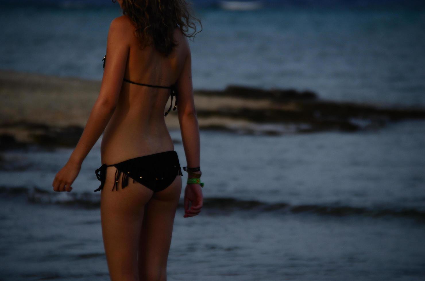 mujer en bikini negro foto