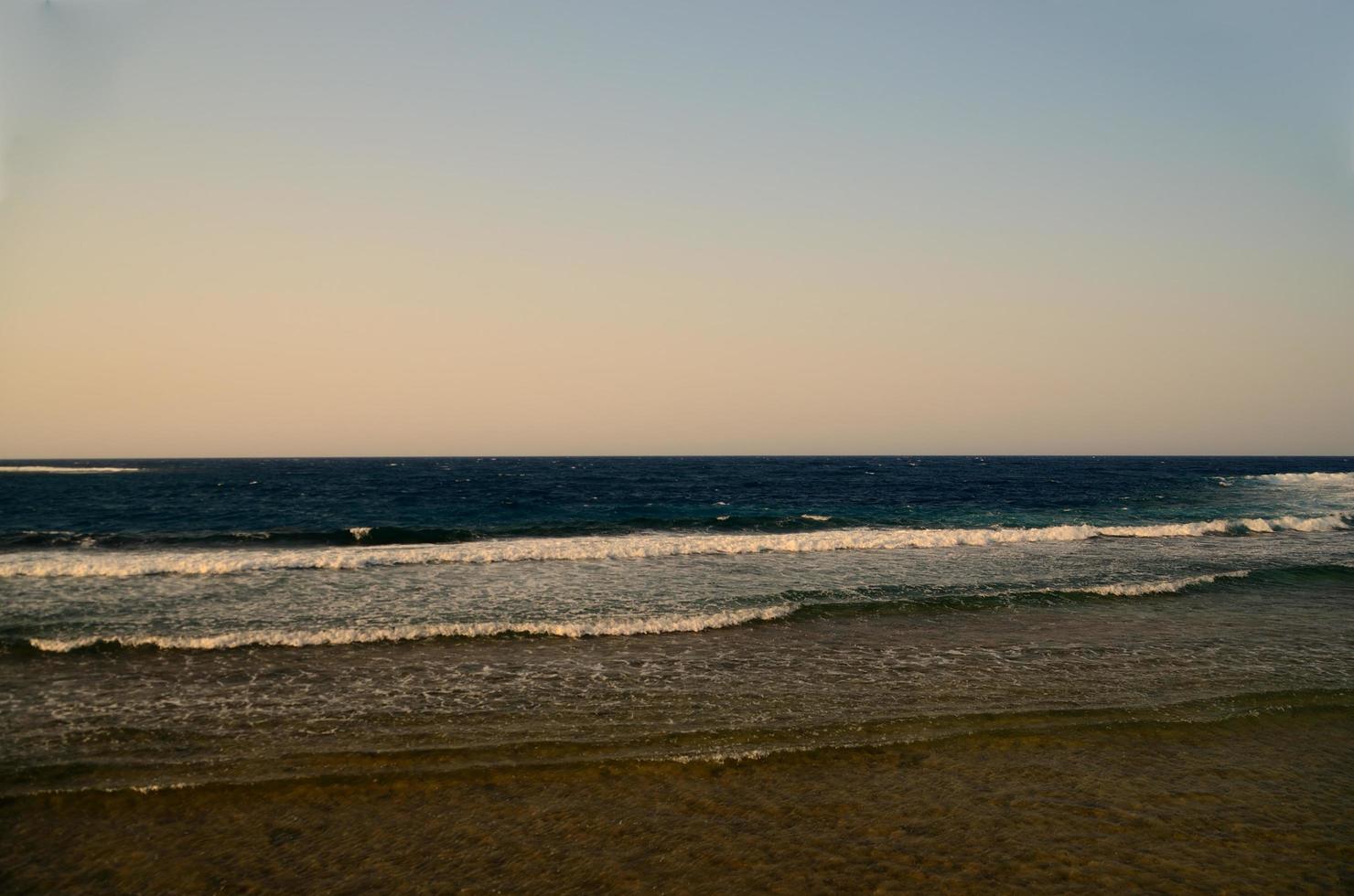 mar con olas en la playa foto