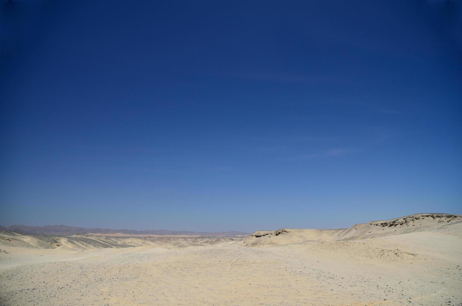 desierto blanco arena y cielo foto