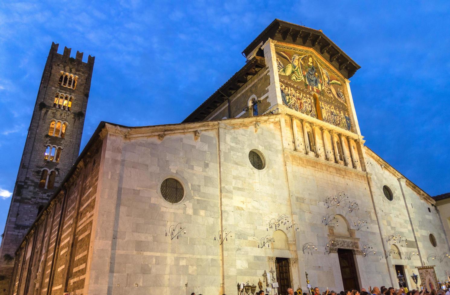 lucca, italia, 13 de septiembre de 2018 fachada y campanario de la iglesia católica chiesa di san frediano foto