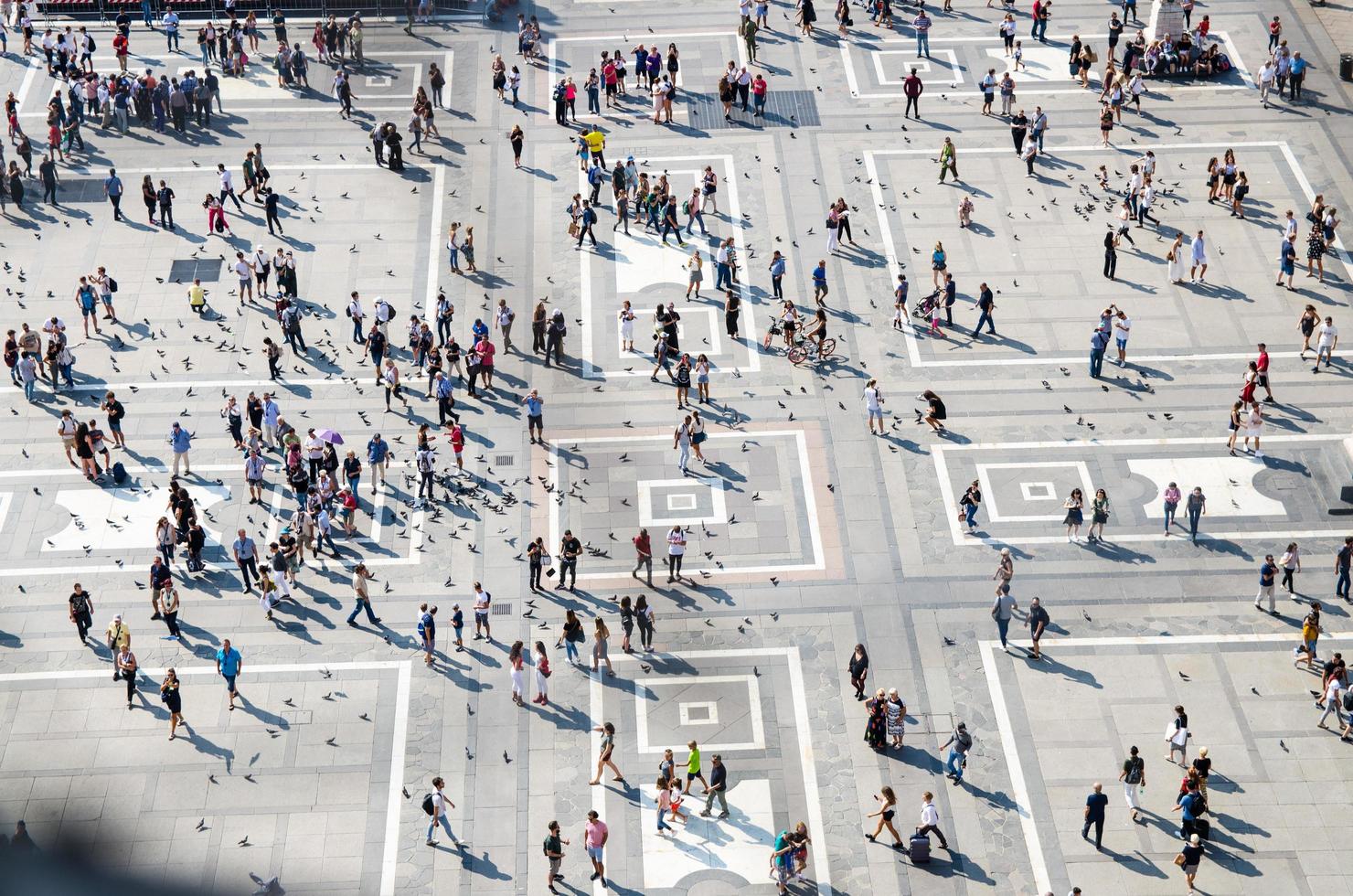 milán, italia, 9 de septiembre de 2018 multitud de pequeñas figuras de personas en la plaza piazza del duomo, milán, italia foto