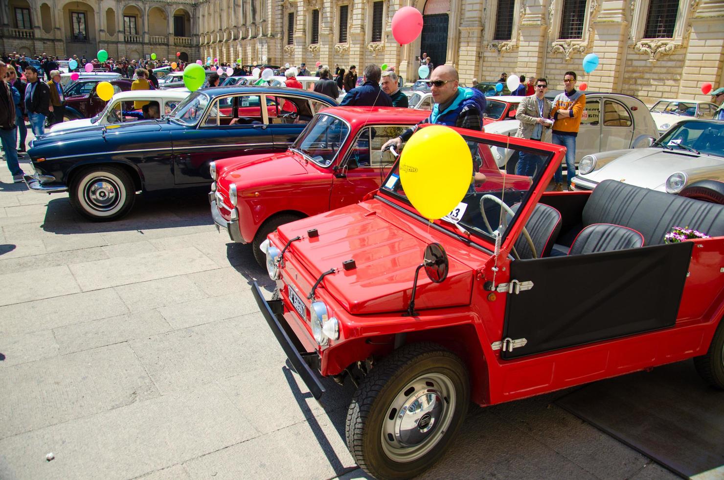 lecce, italia - 23 de abril de 2017 automóviles retro clásicos antiguos automóviles en italia foto