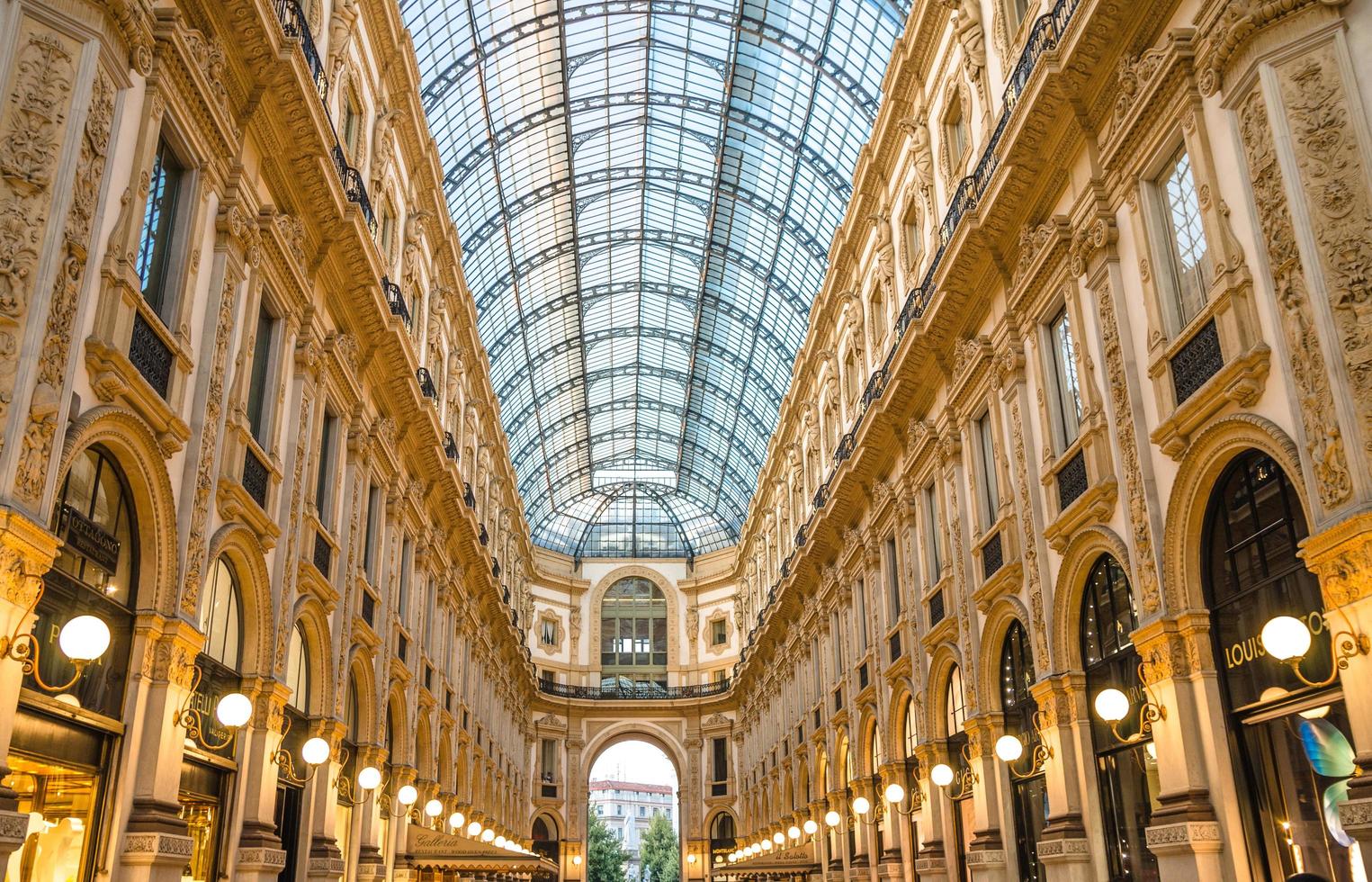 milán, italia, 9 de septiembre de 2018 galería vittorio emanuele ii famoso centro comercial de lujo foto