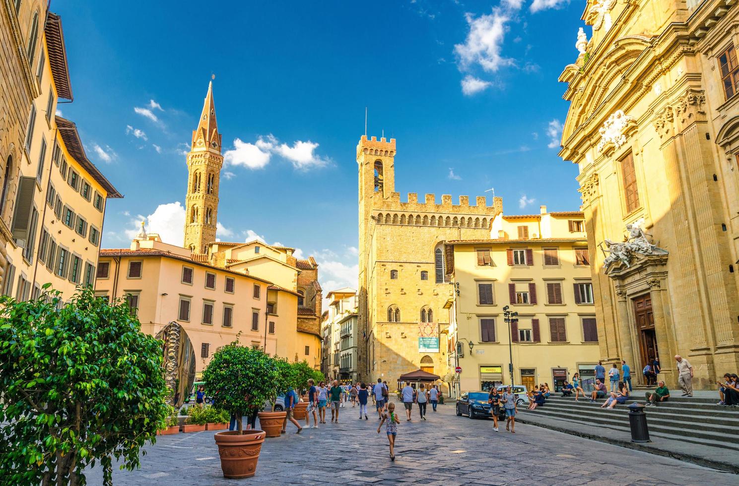 florencia, italia, 15 de septiembre de 2018 plaza piazza di san firenze con chiesa san filippo neri, iglesia católica badia fiorentina monastero y museo bargello en el centro histórico de la ciudad, toscana foto