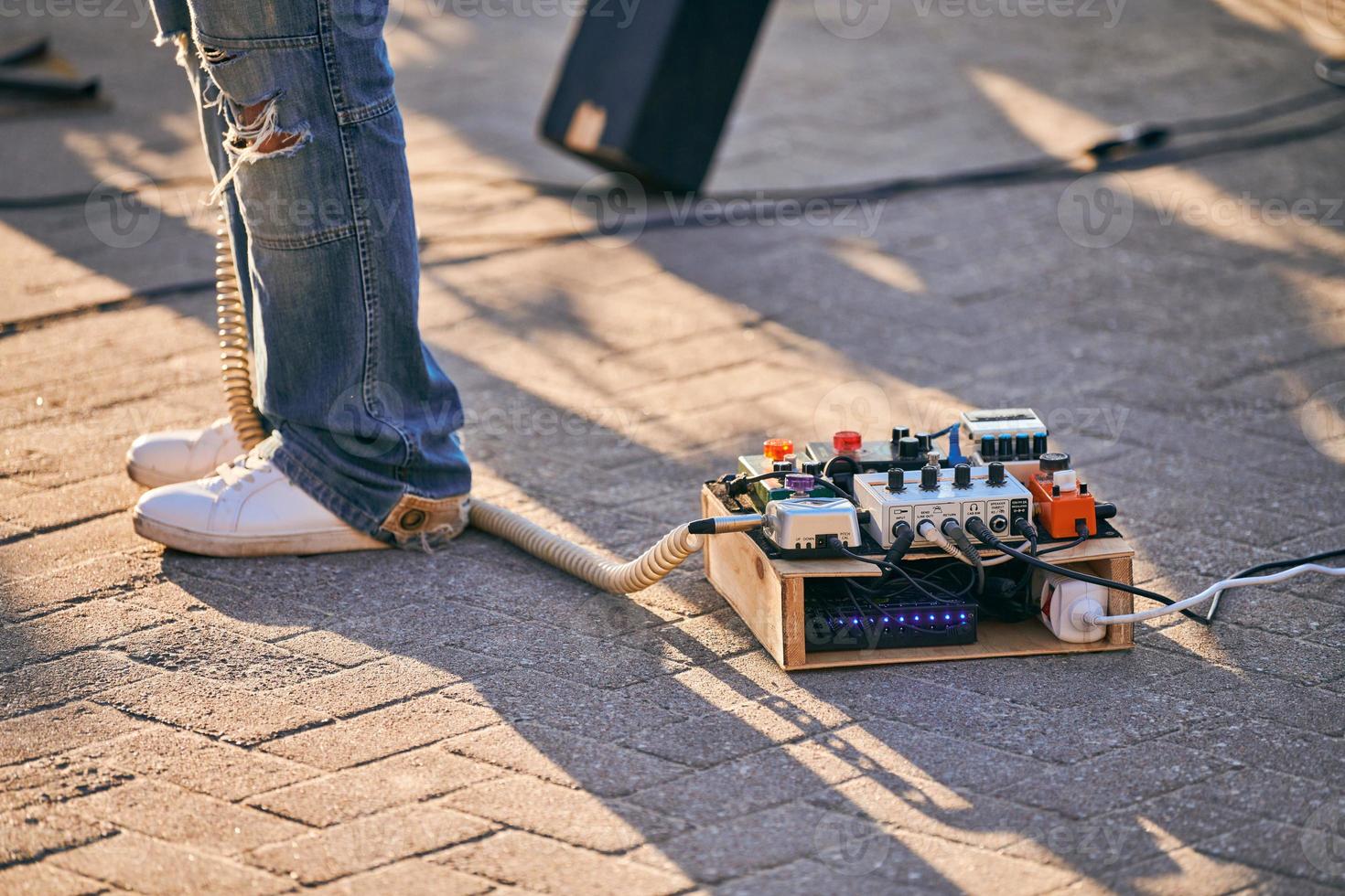 caja de pedales de efectos para guitarra eléctrica en el suelo en una fiesta de rock al aire libre, unidad de efectos de guitarra foto