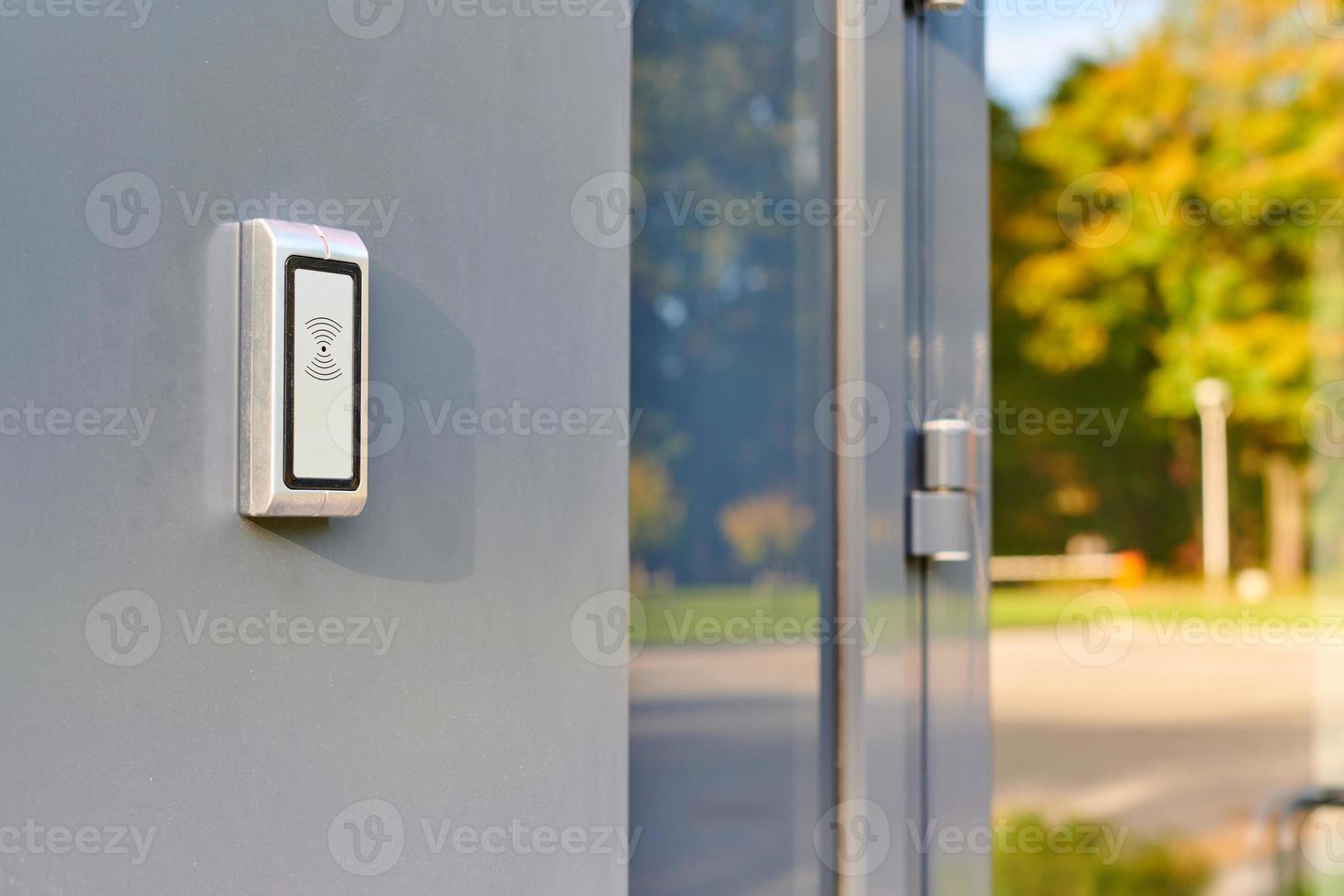 lector rfid en la puerta de la oficina, acceso solo para empleados mediante tarjeta rfid, sistema de control de cerraduras y llaves foto