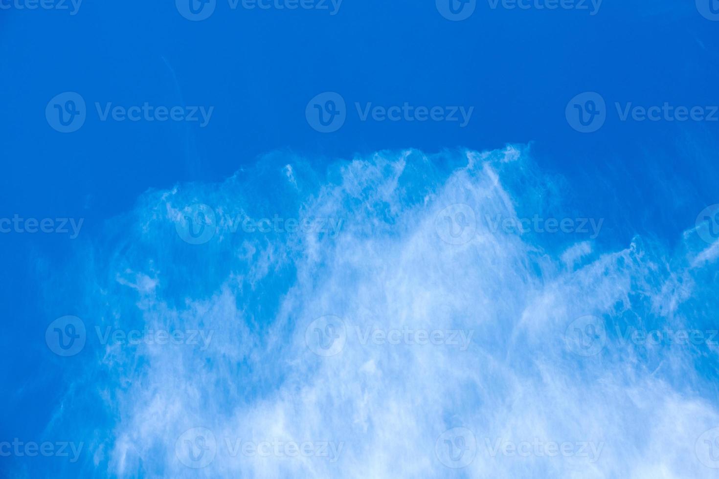 nubes cirros en el cielo azul, espacio de copia, hermosas nubes cirros blancas en el cielo azul del día para el fondo foto