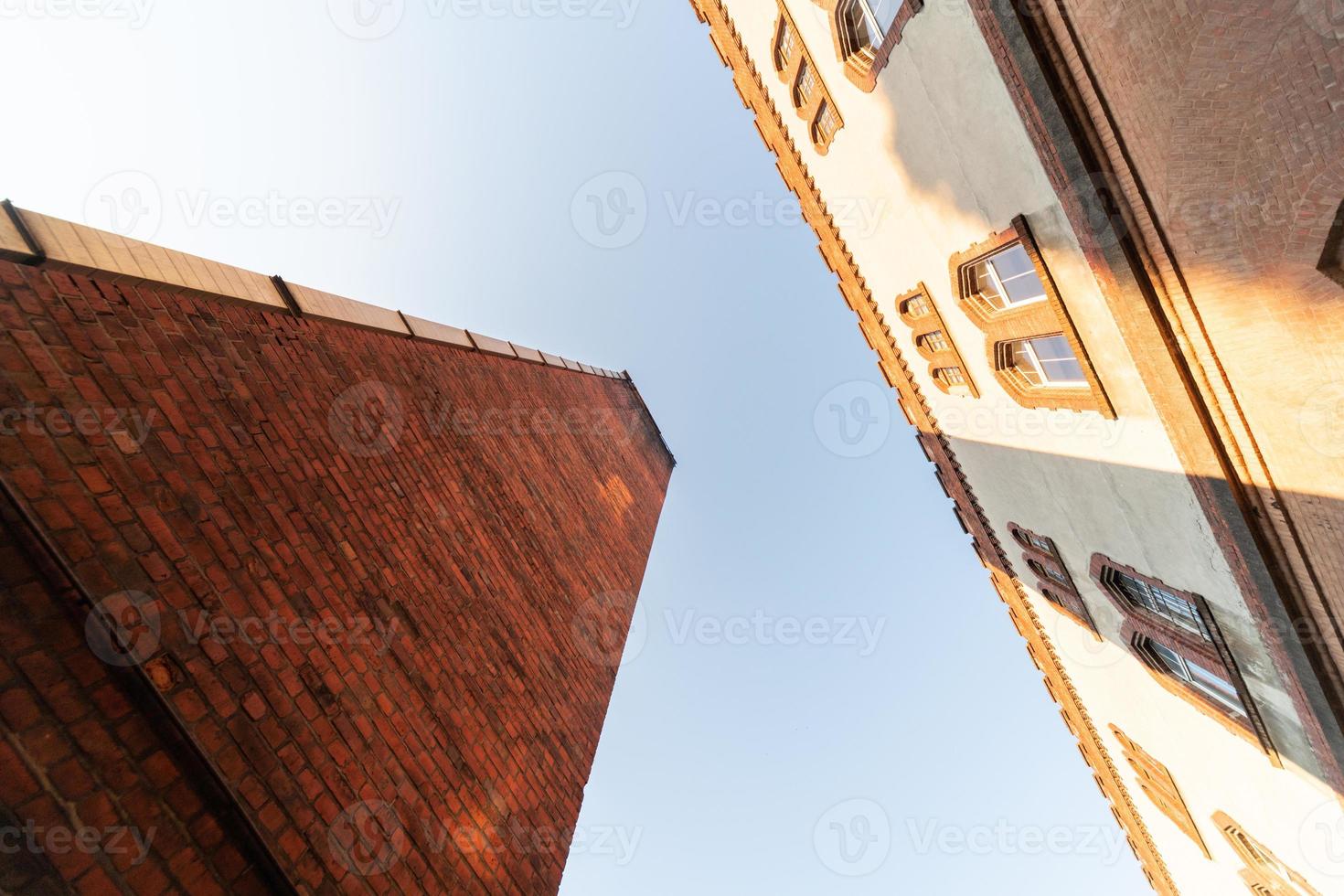 antiguo edificio de barracones y tubería de la sala de calderas, vista inferior en perspectiva, edificio histórico de la última guerra mundial ii foto