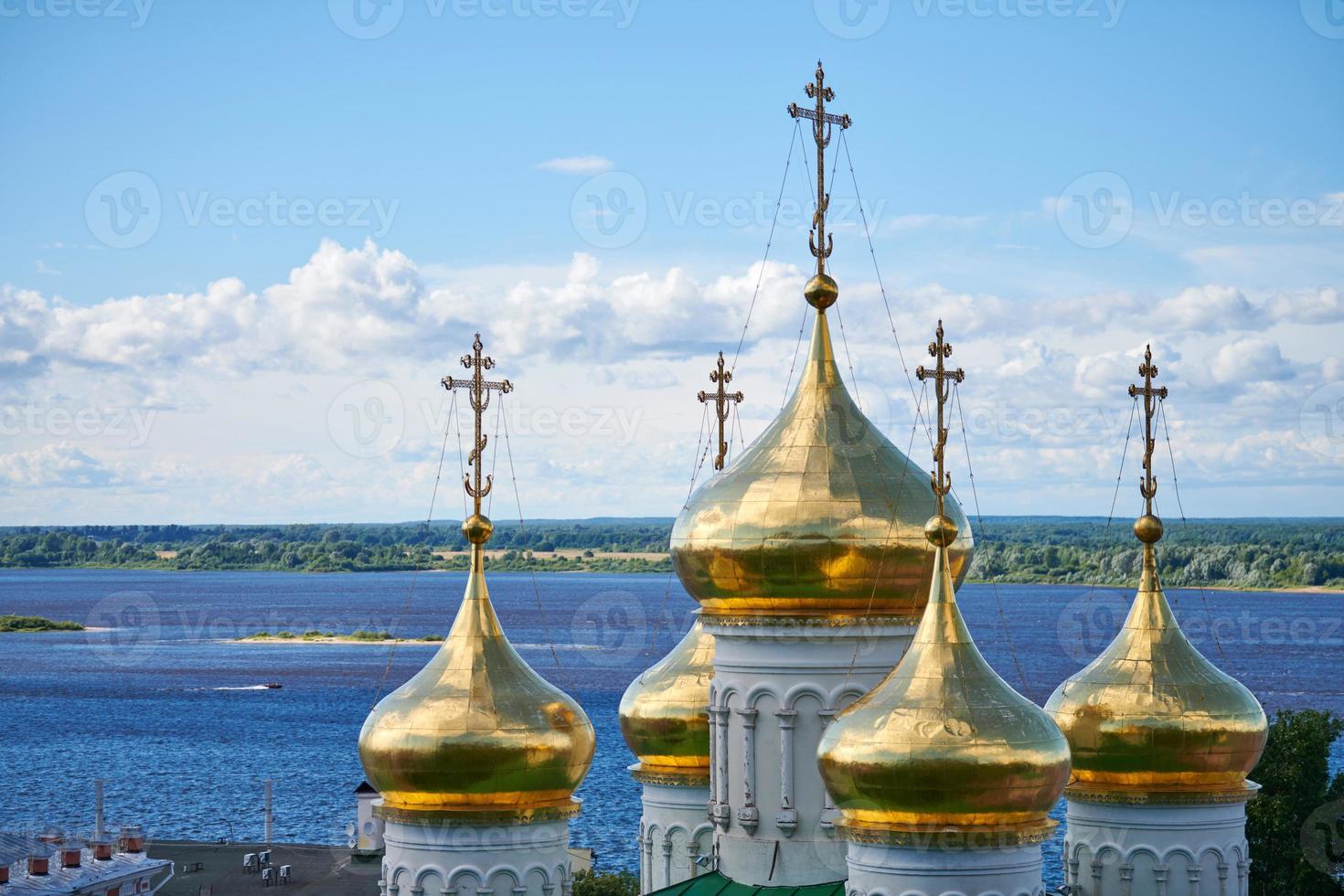 cúpulas de la iglesia ortodoxa. cruces doradas de la iglesia rusa. lugar sagrado para los feligreses y oraciones por la salvación del alma. foto