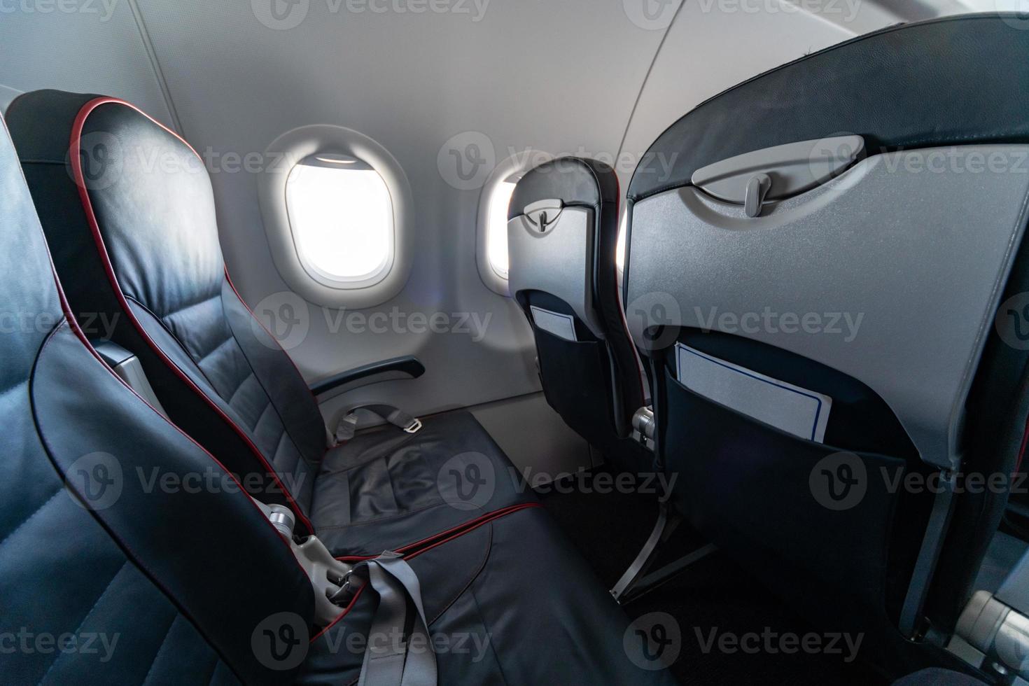 asientos y ventanas de avión, asientos cómodos de clase económica sin pasajeros, nueva aerolínea de bajo costo foto