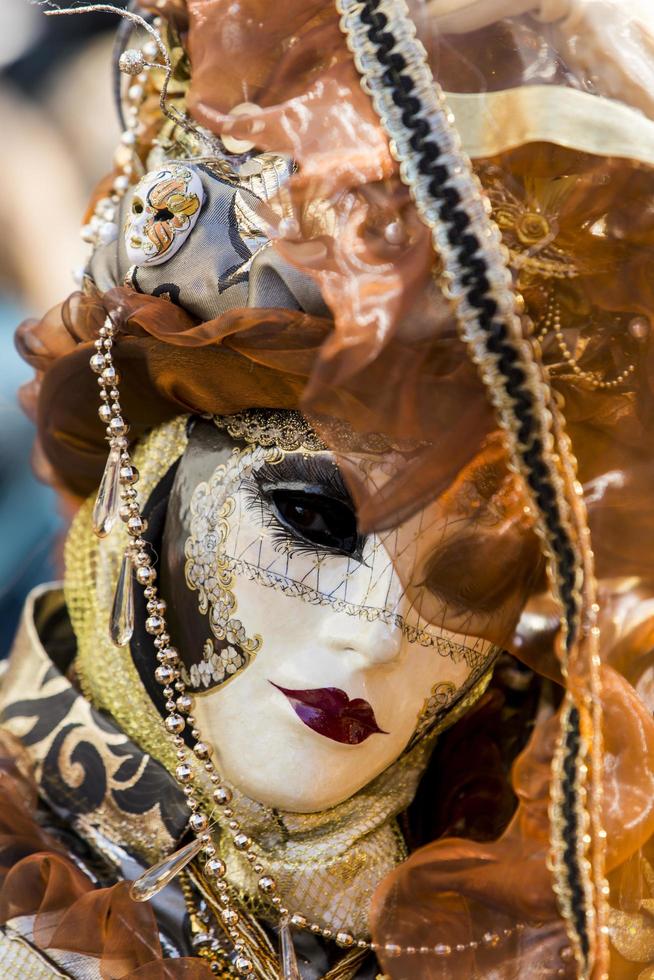 venecia, italia - 10 de febrero de 2013 - persona no identificada con  máscara de carnaval veneciano tradicional en venecia, italia. en 2013 se  realiza del 26 de enero al 12 de febrero. 6190703 Foto de stock en Vecteezy