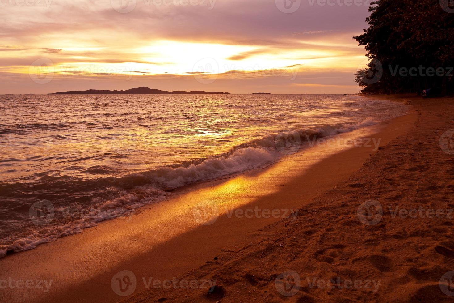 colorido atardecer sobre el mar pataya beach tailandia foto