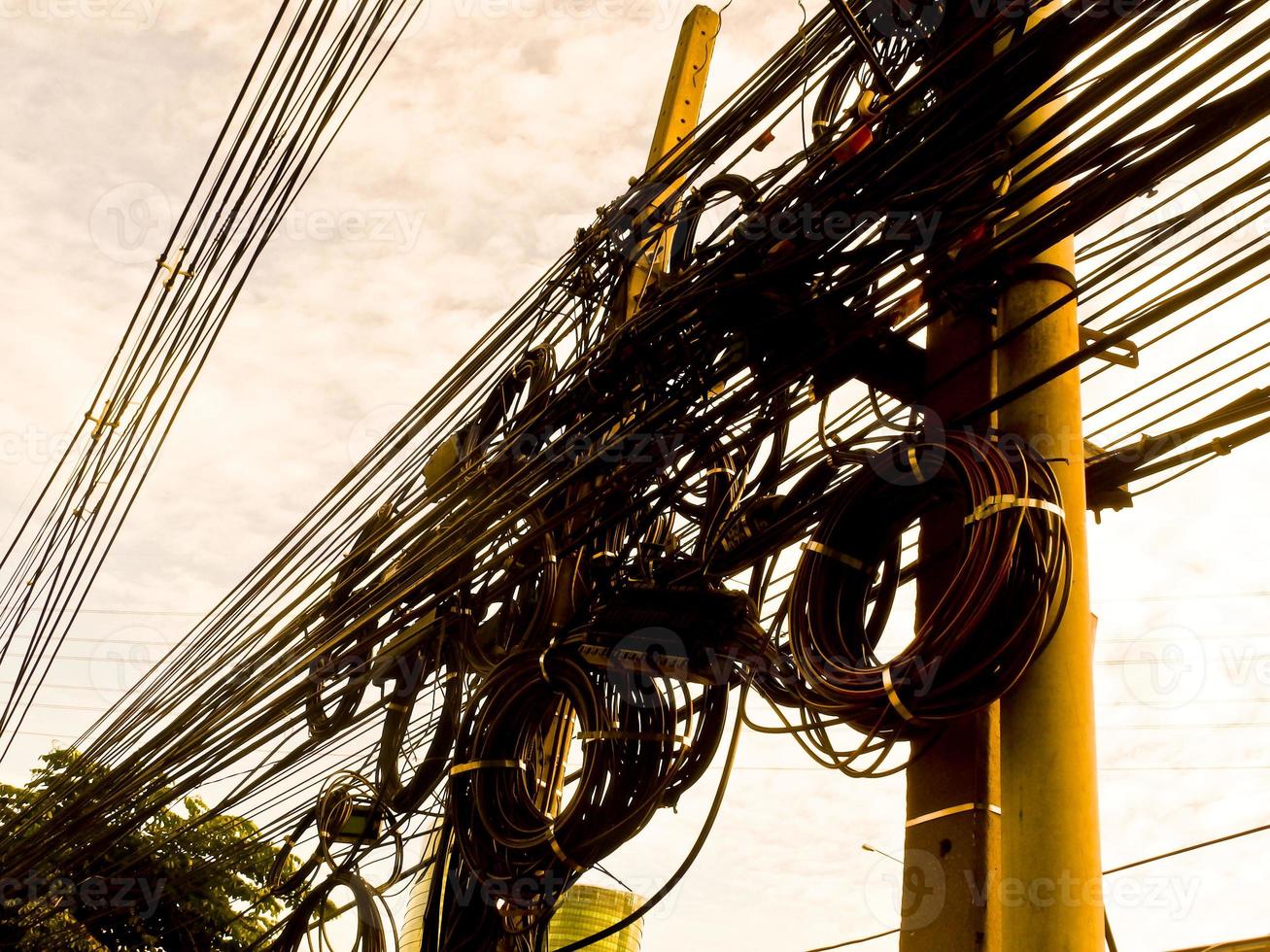 líneas eléctricas enredadas. foto