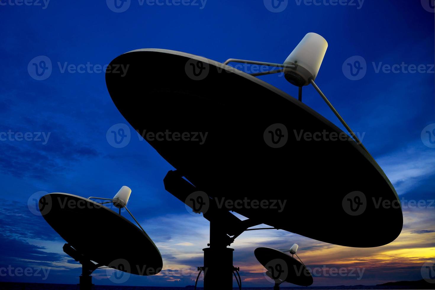 antena de satélite en el crepúsculo foto