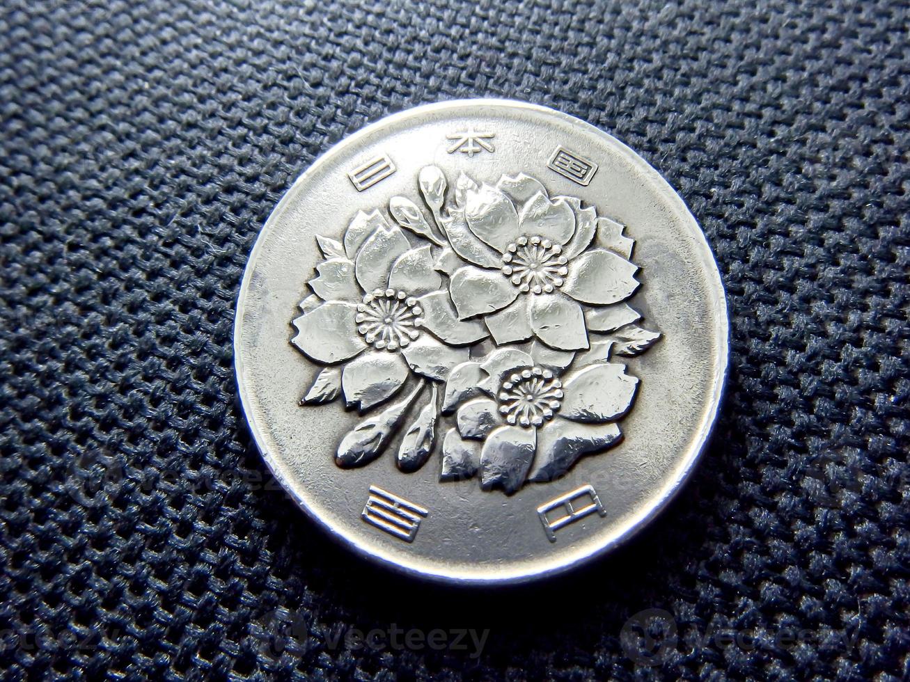 100 japanese yens coin photo