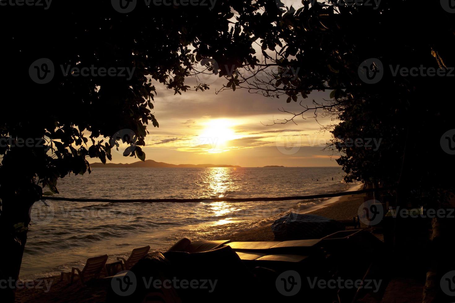 colorido atardecer sobre el mar pataya beach tailandia foto