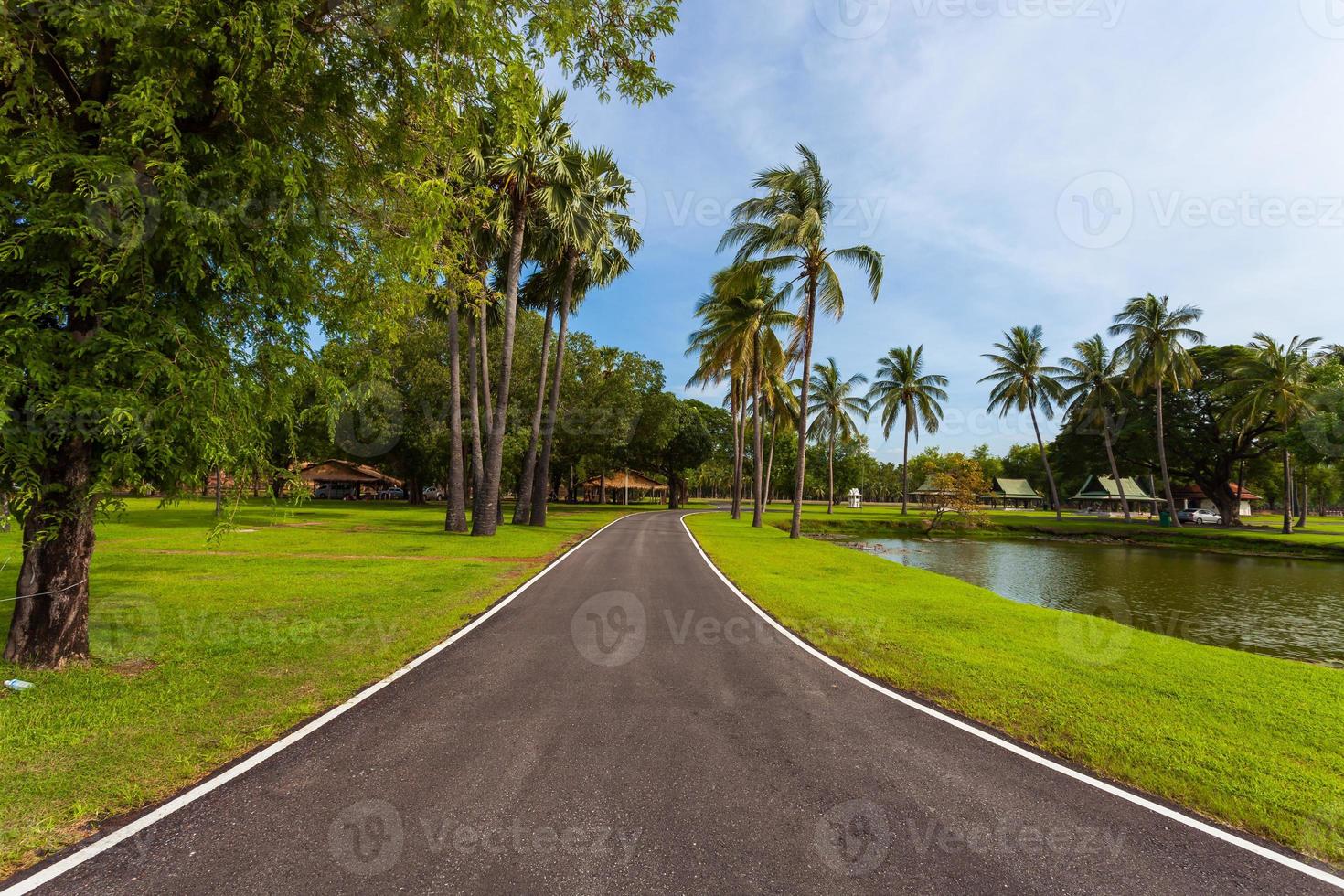 carretera asfaltada en el parque histórico de sukhothai tailandia foto