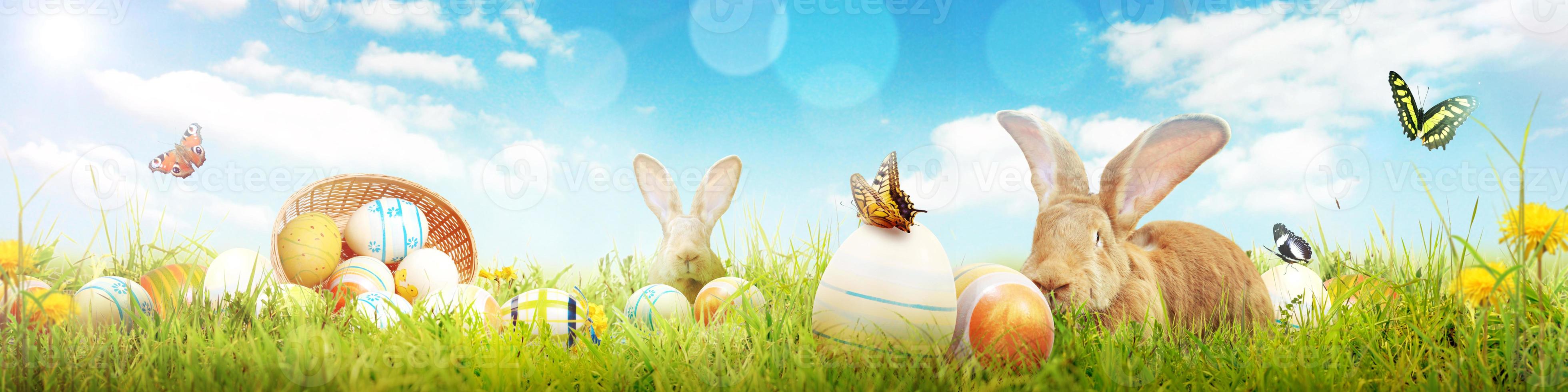 divertido conejito de pascua. feliz concepto de vacaciones de pascua. foto