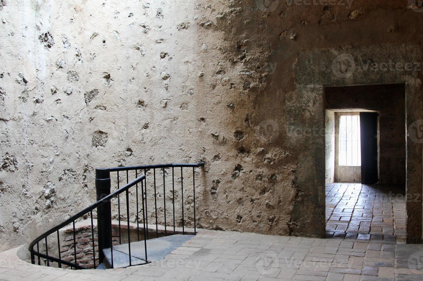 Muro de piedra con escalera de caracol y puerta en el fuerte de Santo Domingo, República Dominicana foto