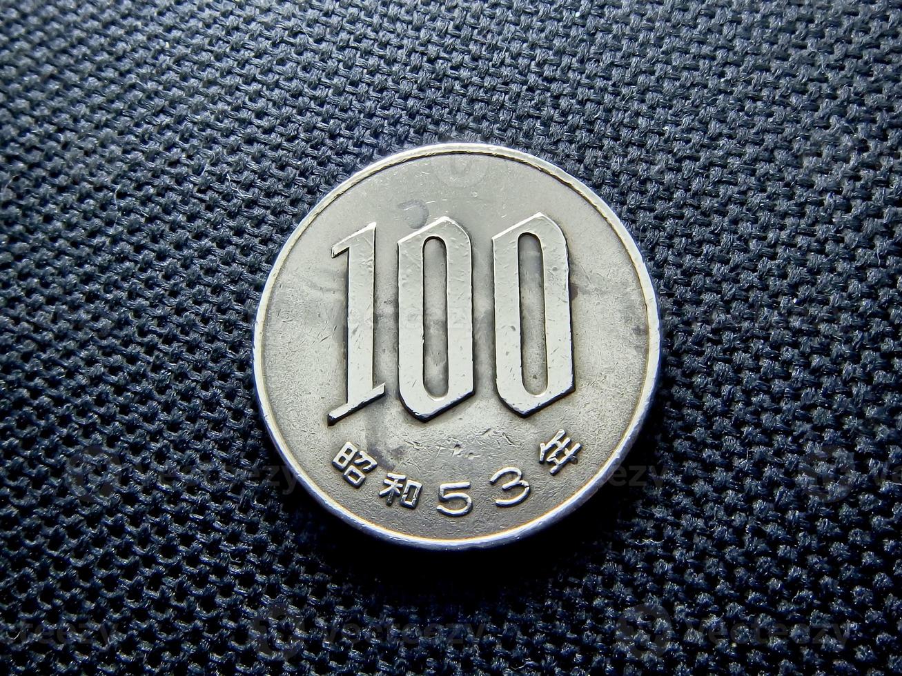 100 japanese yens coin photo