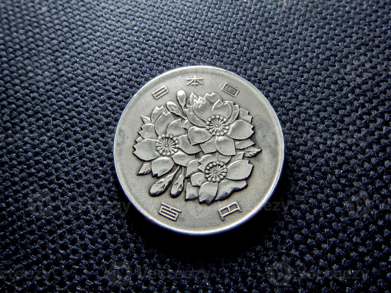 100 japanese yens coin photo