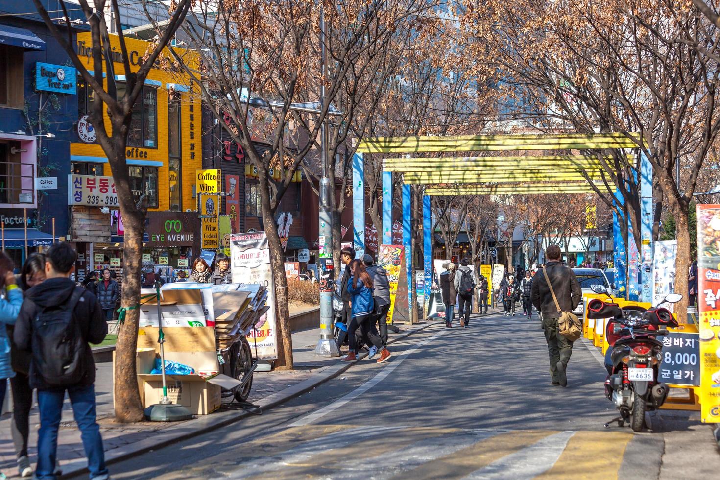 vista de la calle del área de hongdae, hongik el 8 de marzo de 2014, en seúl, corea del sur. lugar para mostrar el arte y el famoso distrito comercial. el mercado del arte está abierto todos los sábados foto