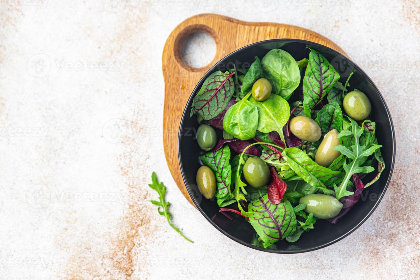 Ensalada fresca aceituna verde aceitunas comida saludable comida dieta merienda foto