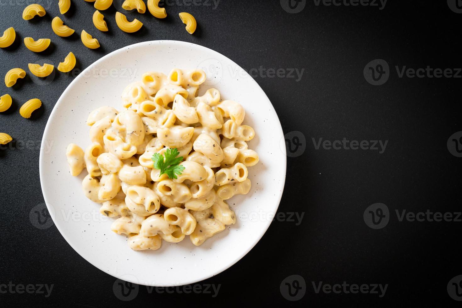 macaroni and cheese with herbs photo