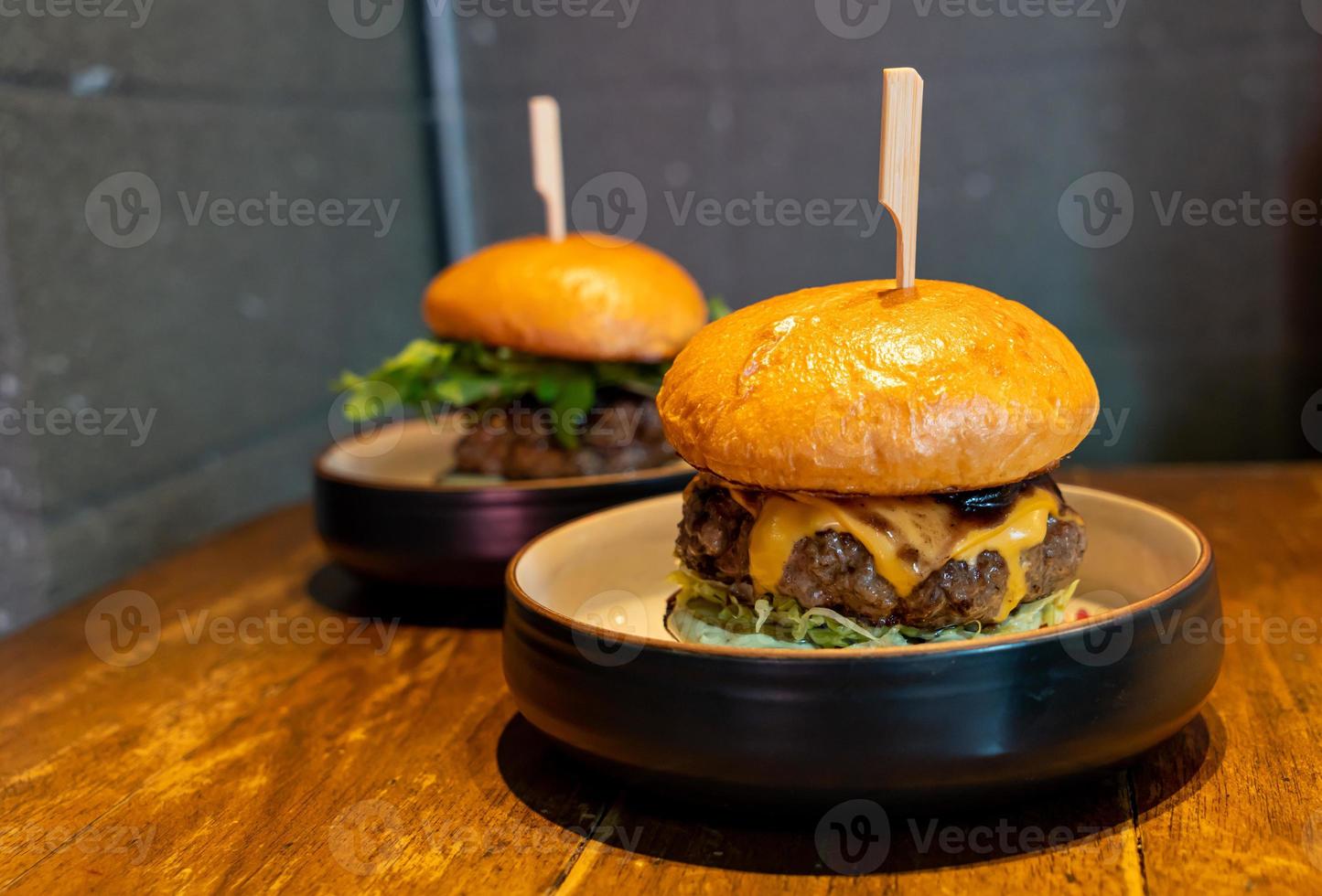 hamburguesa de ternera con queso en plato foto