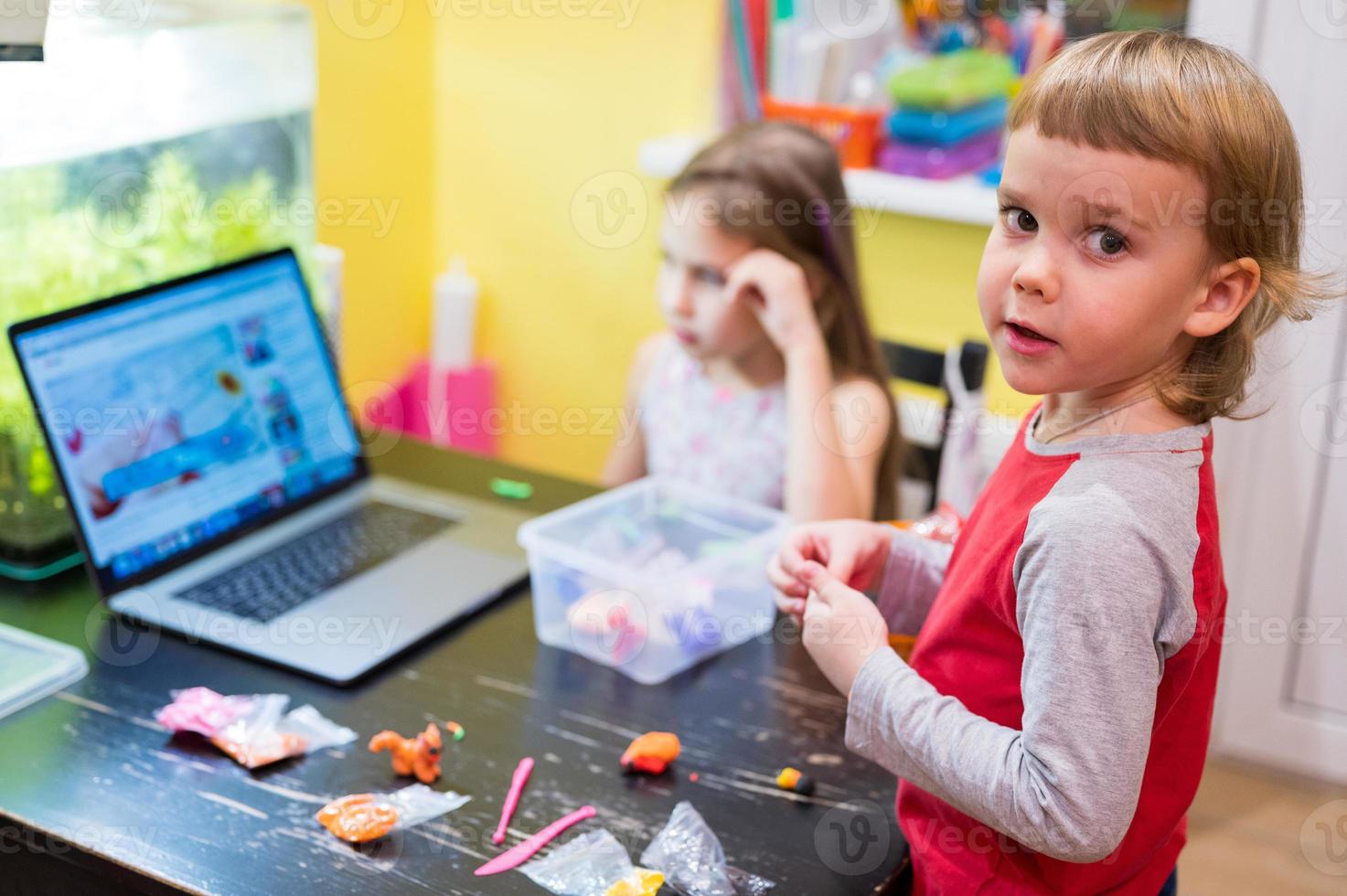 clase en línea para niños en casa foto