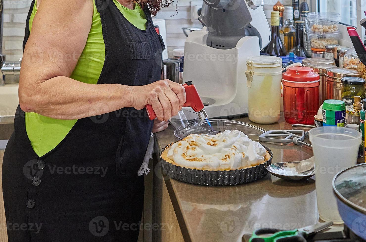 chef quema la crema en el pastel de pasiflora. cocina gourmet francesa foto