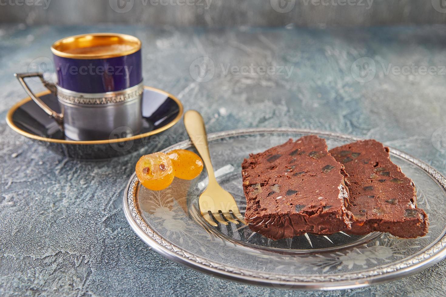 terrina de chocolate naranja en un plato con una taza de café foto