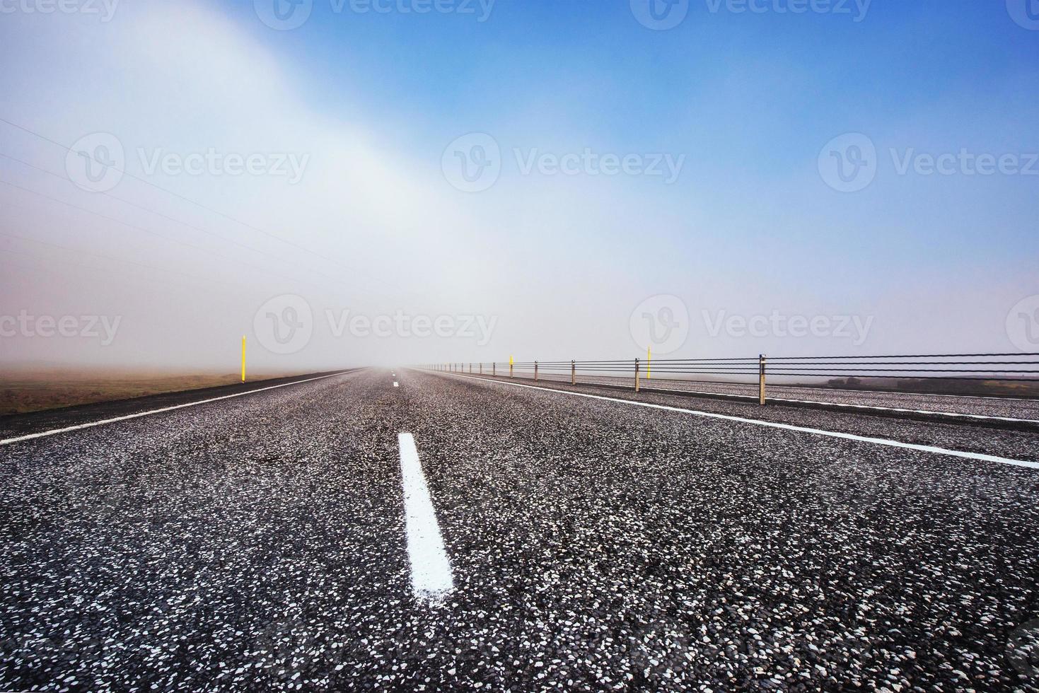 carretera asfaltada a las montañas islandia foto