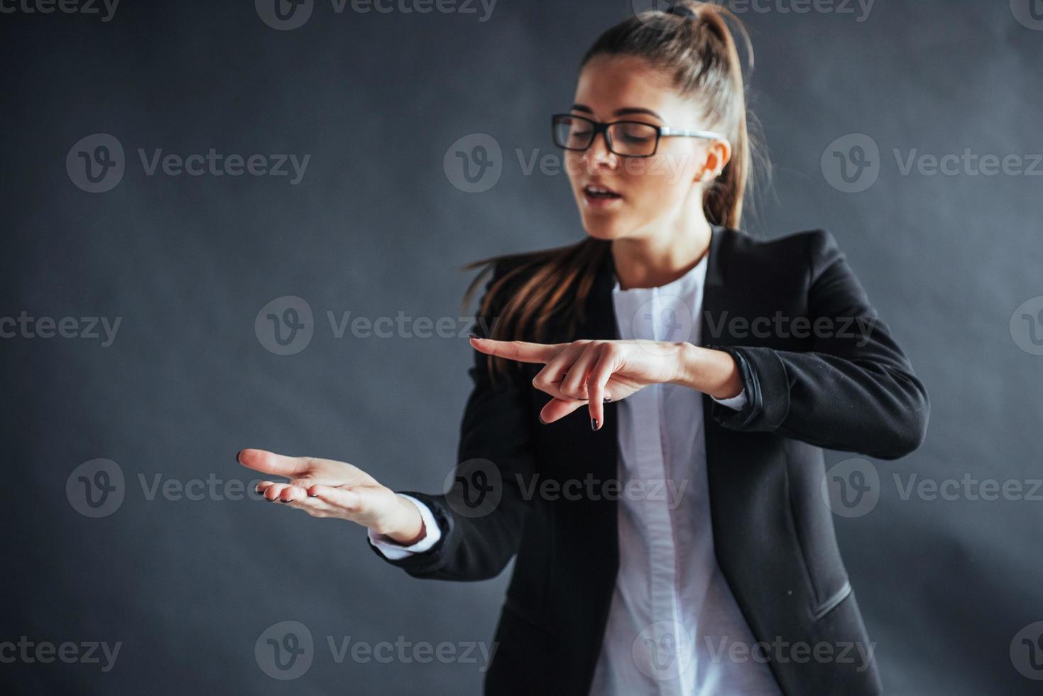 mujer mostrando la palma de la mano abierta con espacio de copia para producto o texto foto