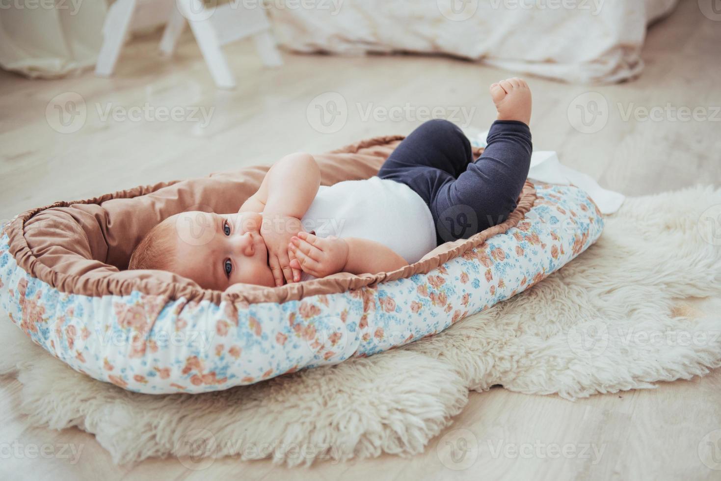 ropa de cama para niños. el bebé duerme en la cama. un pequeño bebé sano poco después del nacimiento. foto