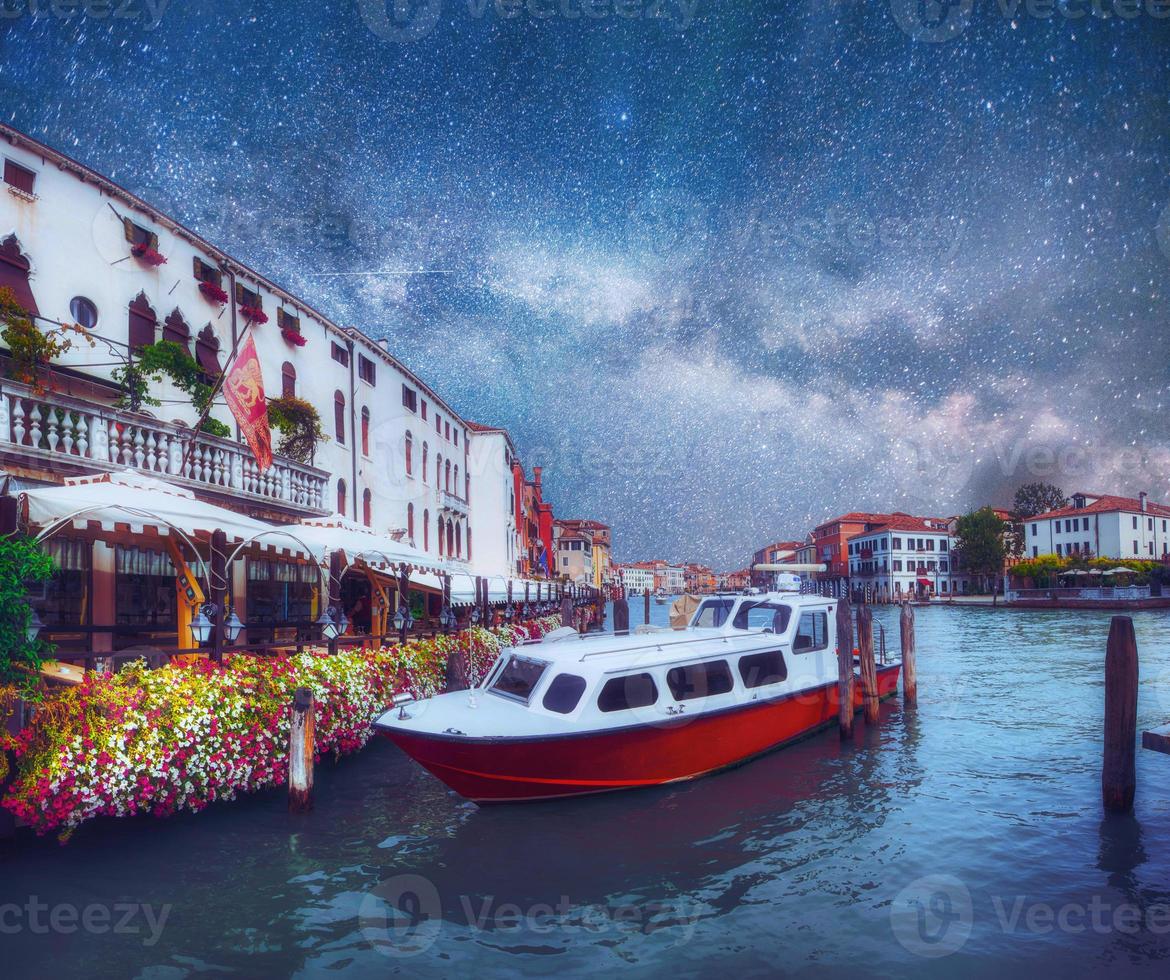 góndolas en el canal por la noche en venecia, iglesia de san giorgio maggiore. san-marco. fantástico cielo estrellado y la vía láctea foto