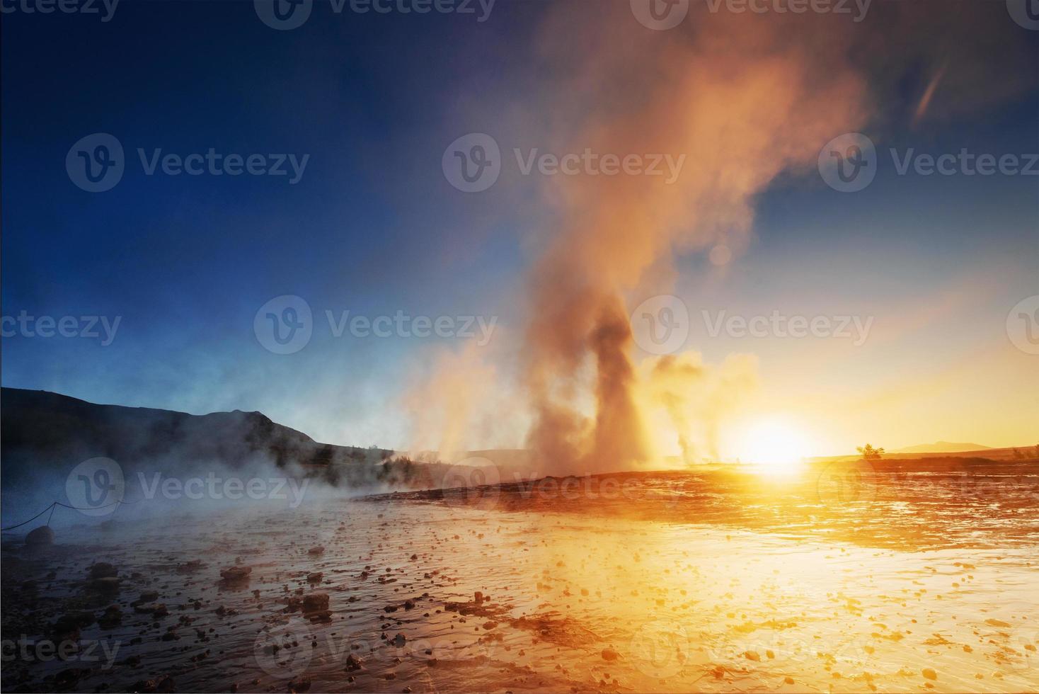 erupción del géiser strokkur en islandia. Fantásticos colores brillan a través del vapor. foto