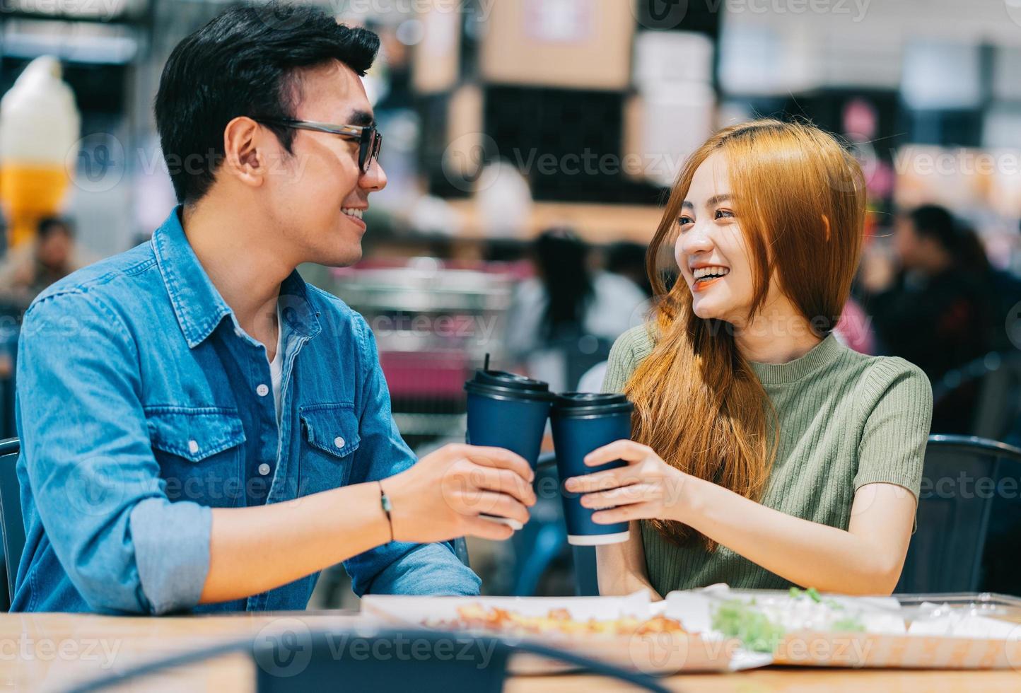 joven pareja asiática almorzando juntos en un café foto