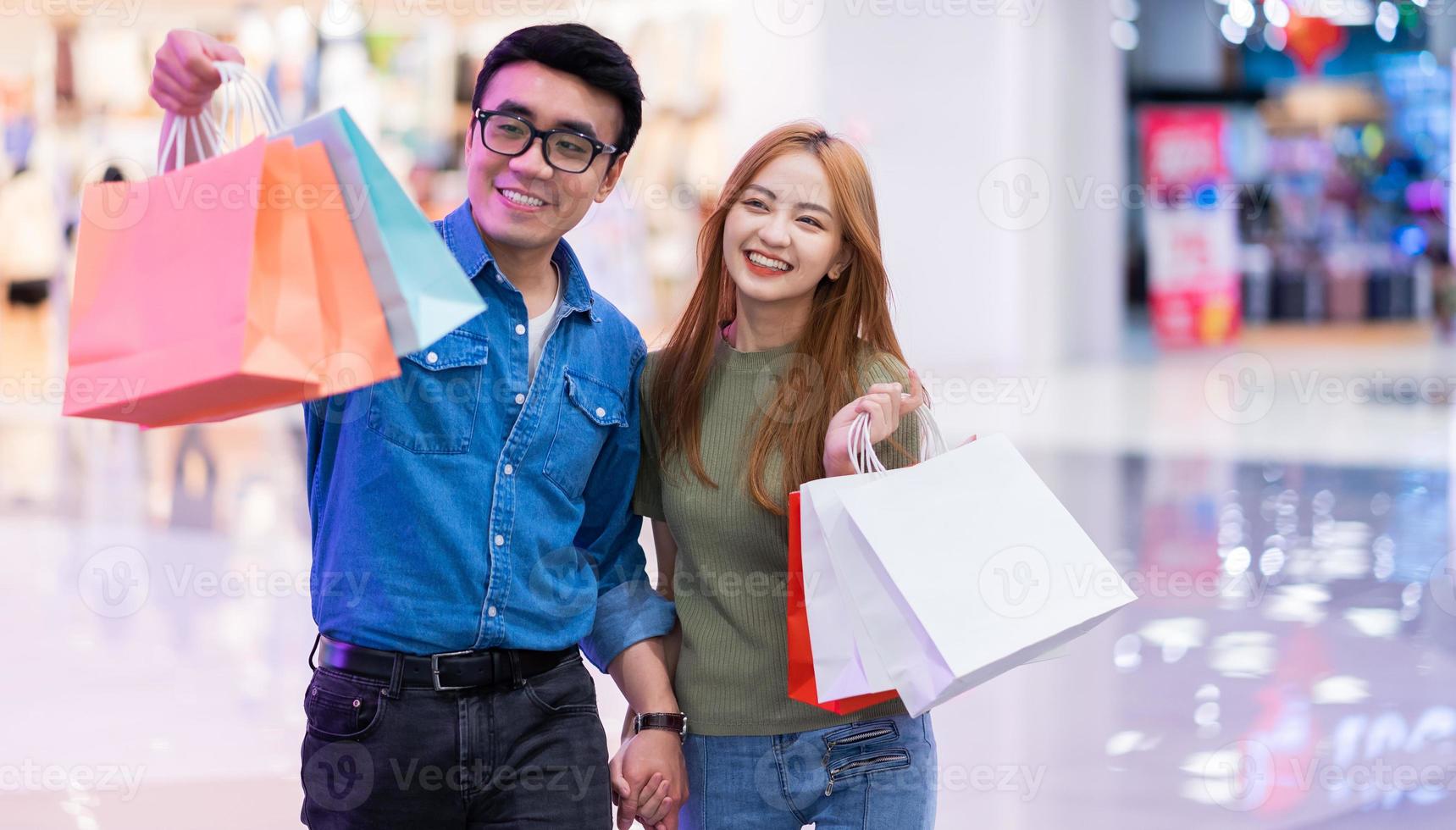 pareja asiática de compras en el centro comercial foto