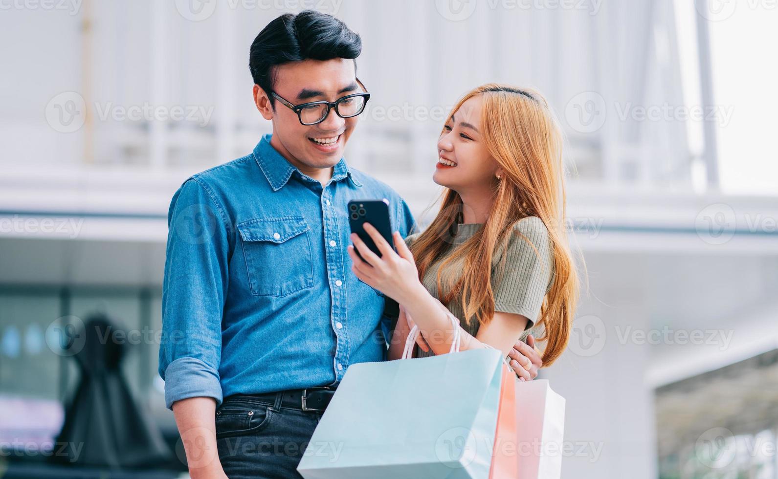 pareja asiática de compras en el centro comercial foto
