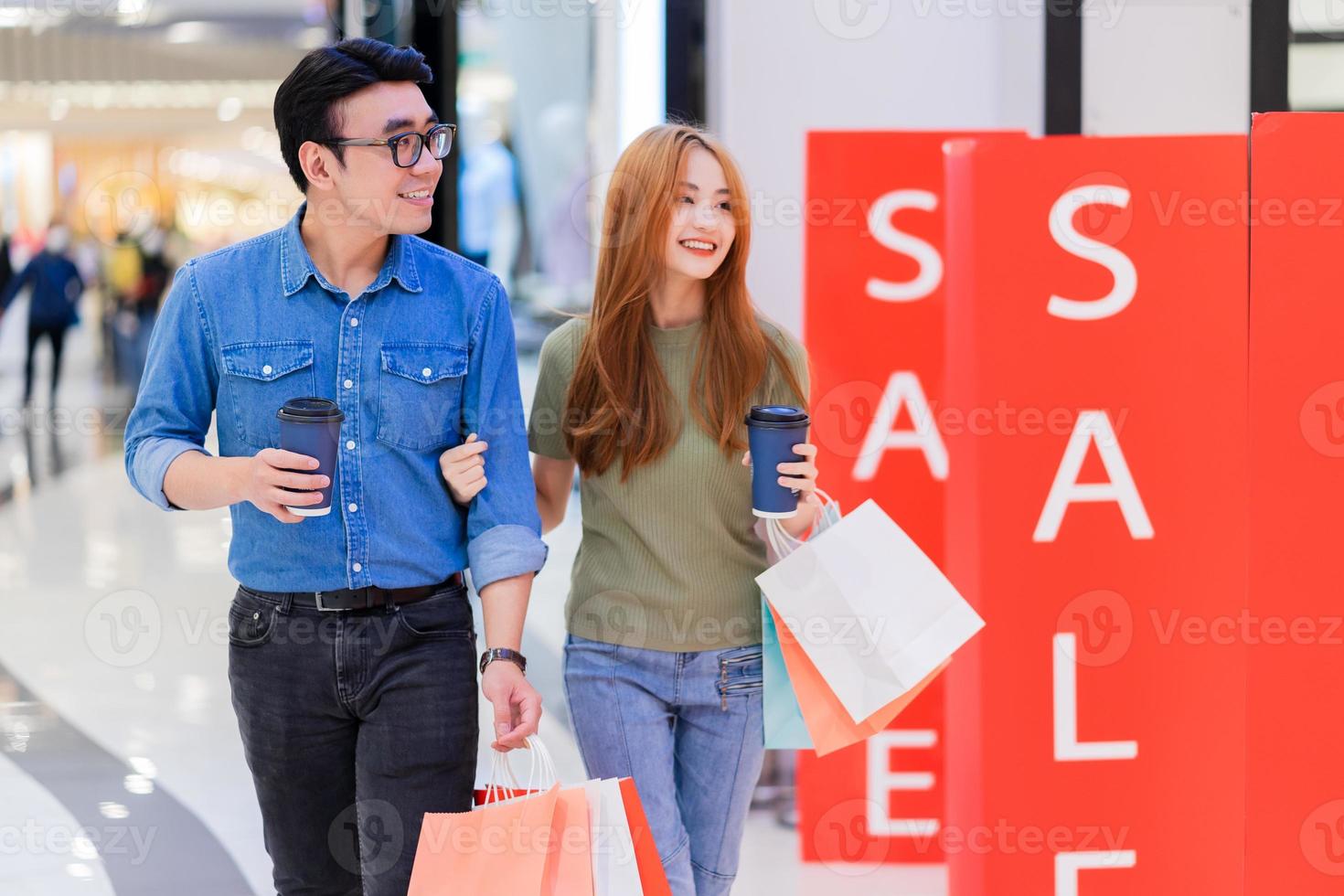 pareja asiática de compras en el centro comercial foto