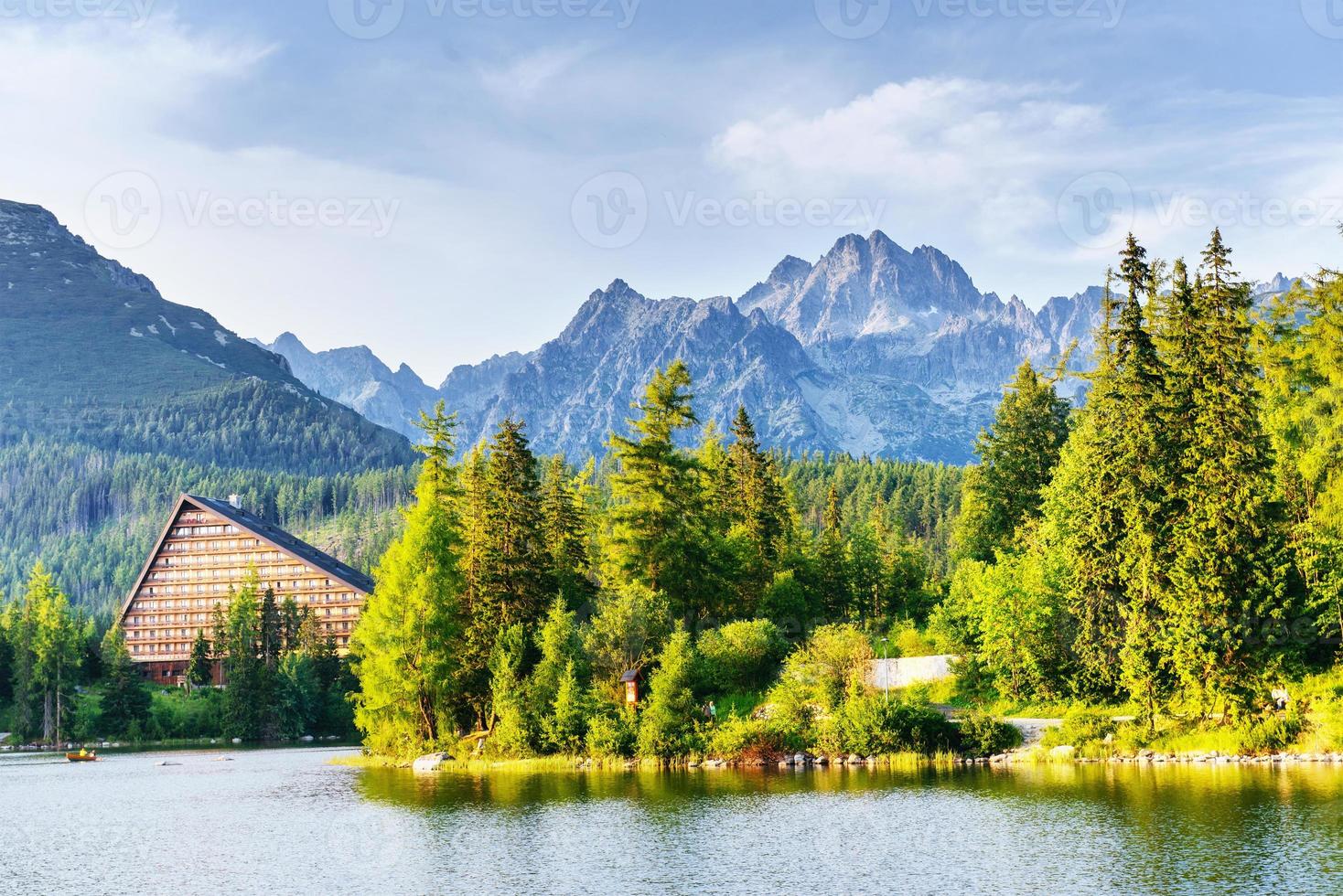 lago strbske pleso en alta montaña tatras, eslovaquia foto