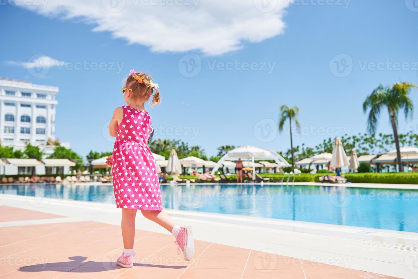 retrato de una niña feliz al aire libre en verano. amara dolce vita hotel de lujo. recurso. tekirova-kemer. pavo. foto