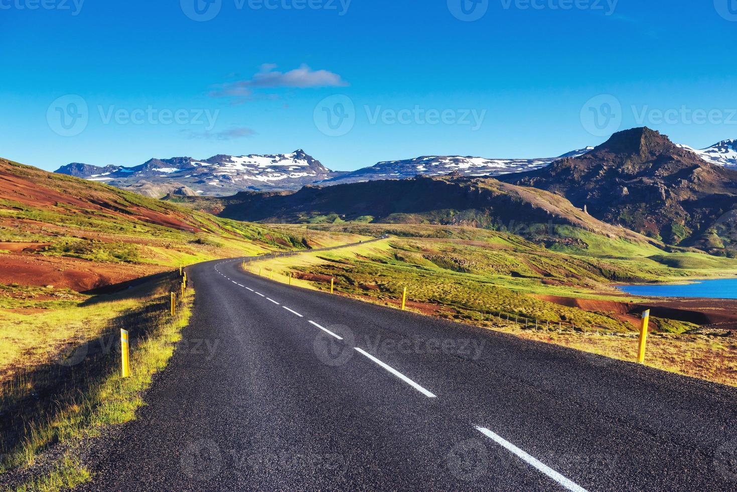 carretera asfaltada a las montañas islandia foto