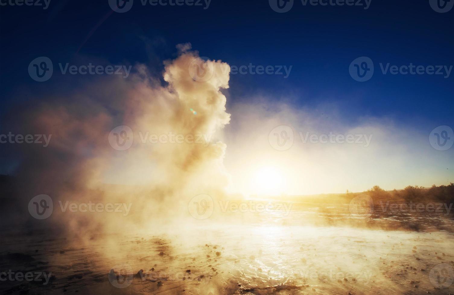 geysers in Iceland. Fantastic kolory.Turysty watch the beauty of the world photo