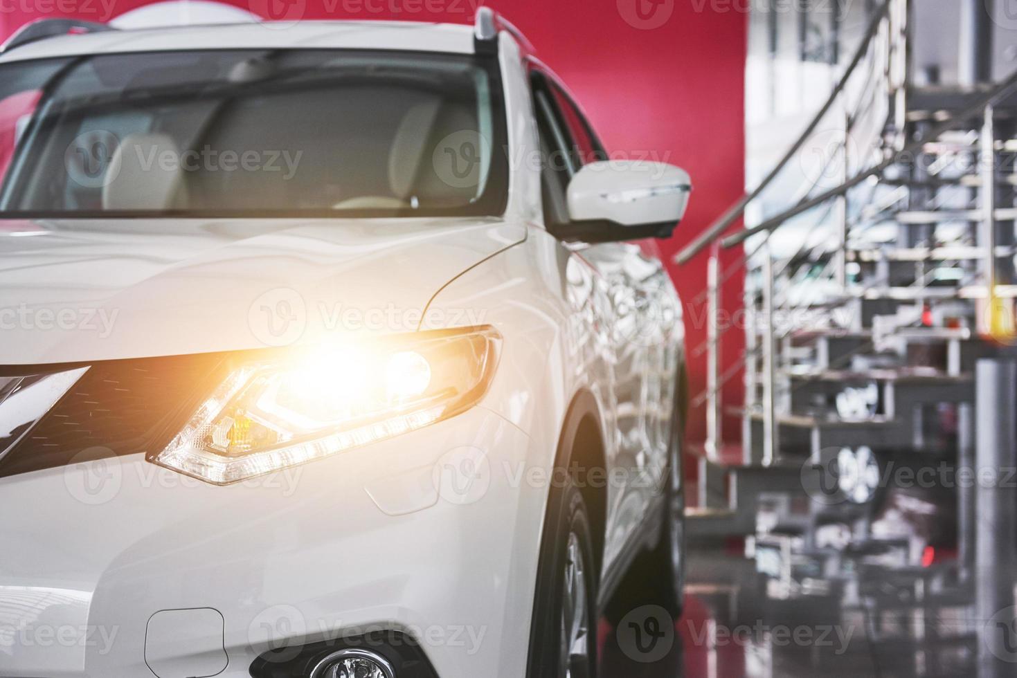 los faros y el capó de un nuevo coche de lujo foto